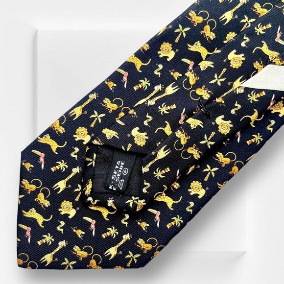 SALVATORE FERRAGAMO -EUC- Men’s Black African Animal Motif 100% Silk Novelty Tie - Picture 5 of 9